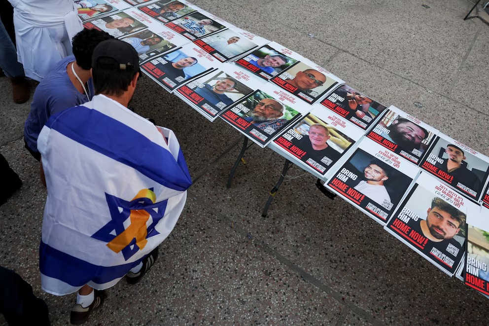 Alarma entre los familiares de los rehenes fallecidos que siguen en Gaza: Hamas solo entregará cuatro de los 28 cuerpos este lunes