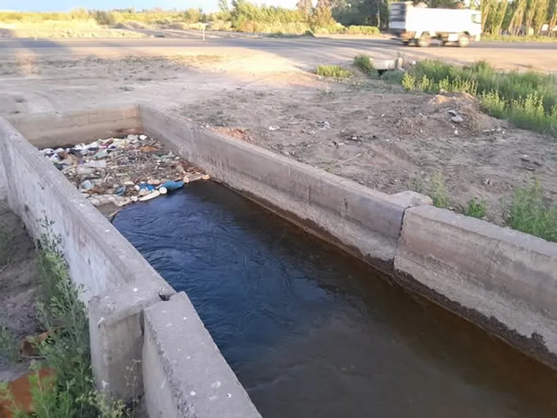 Una nena cayó al canal San Carlos y fue rescatada a tiempo por vecinos en Tres Esquinas