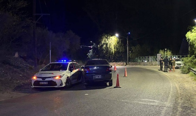 Dos policías heridos tras un siniestro vial en Zonda: el conductor de un auto viajaba ebrio y chocó contra un patrullero