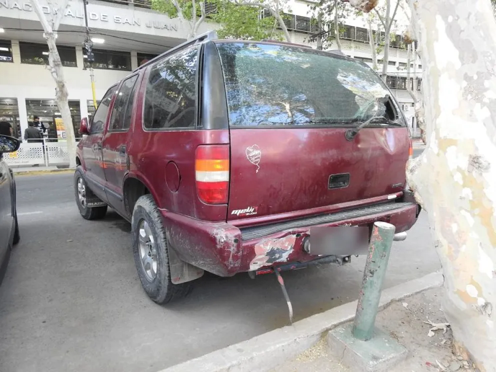 Un fiscal de mesa chocó su camioneta al llegar a una escuela para cumplir su tarea