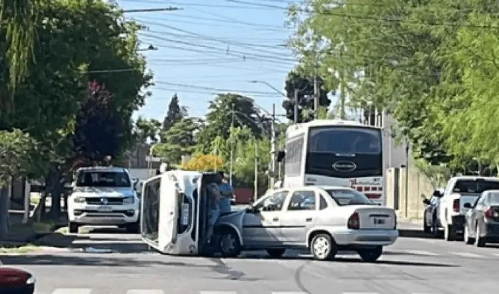 Impactante siniestro en Capital: un auto terminó volcado