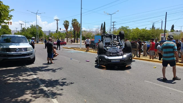 En un violento vuelco, una joven quedó atrapada dentro de su camioneta