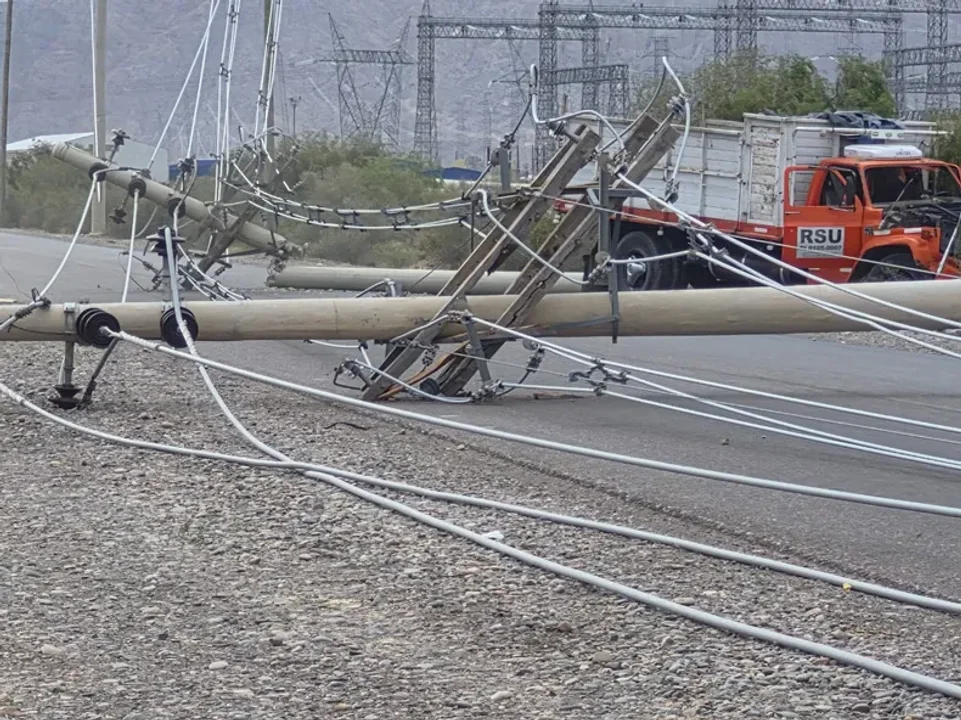 El poste que se quebró y cayó en Rivadavia fue impactado por un camión a gran velocidad: hay zonas sin luz