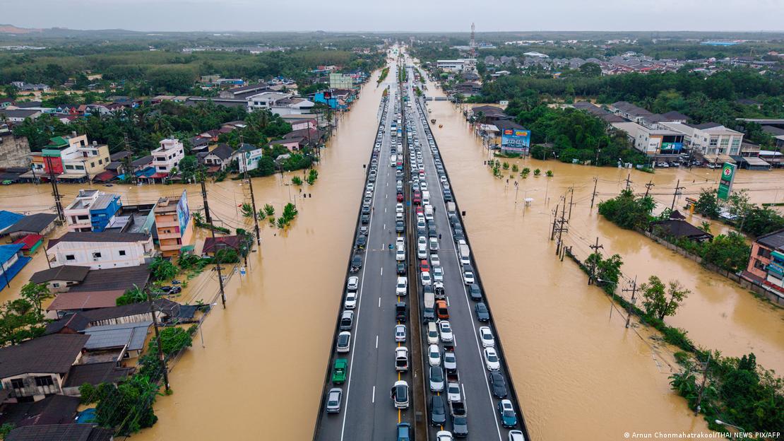 Decenas de muertos y miles de evacuados por lluvias en Asia