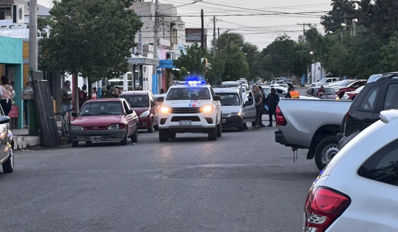 Grave siniestro vial en Jáchal: un hombre intentaba empujar un utilitario varado y fue atropellado por un carro
