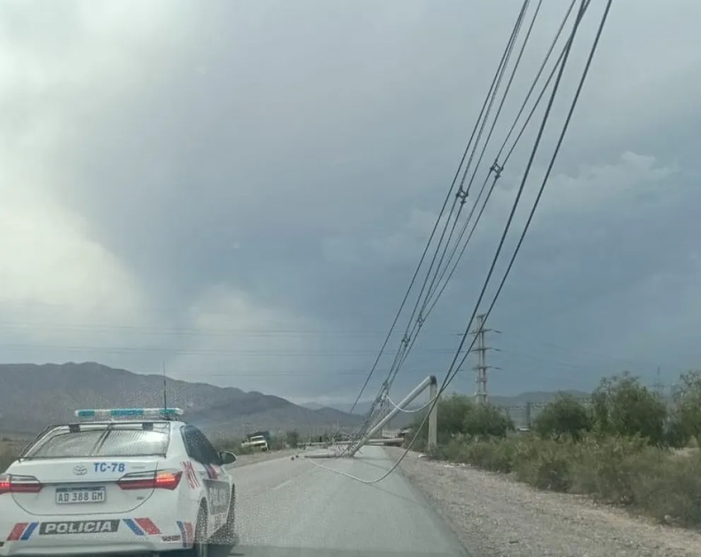 Un gran poste de luz se quebró y cayó en medio de una calle en Rivadavia