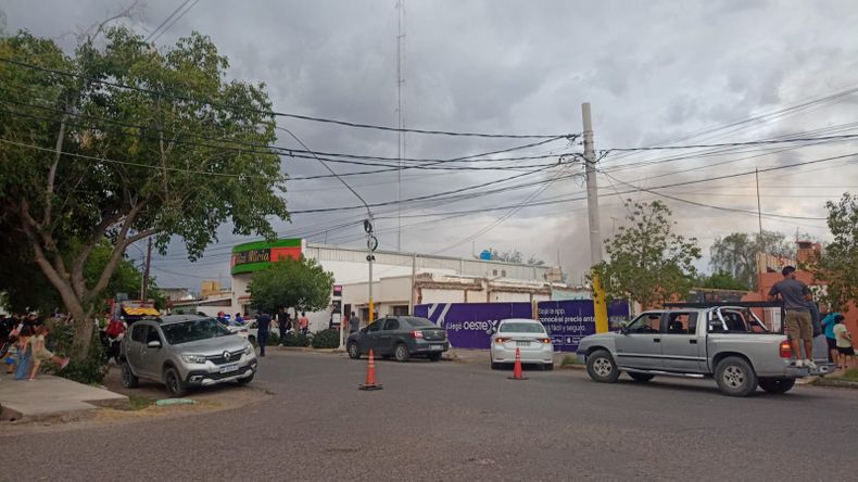 Grave incendio en un galpón textil: tres empleados resultaron intoxicados y el dueño terminó descompensado