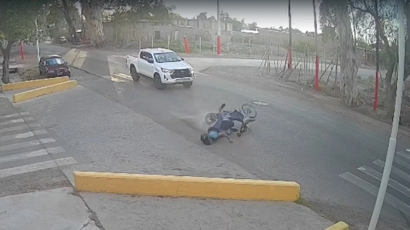 Grave siniestro vial en Chimbas: choque entre una moto y una camioneta que se dio a la fuga