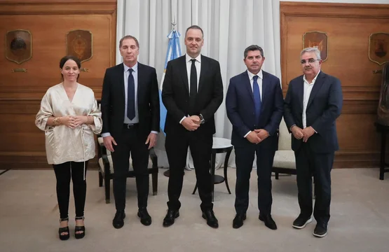 El gobernador Marcelo Orrego mantuvo reunión con Santilli y Adorni por la Ley de Glaciares