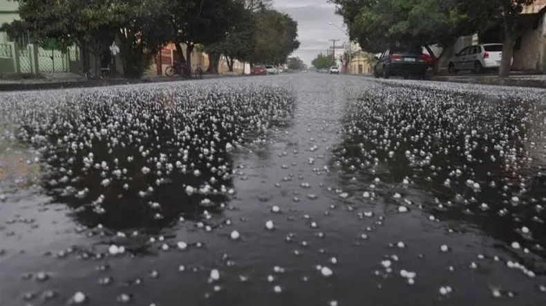 Fuerte tormenta con granizo afectó sectores de Pocito y Sarmiento bajo alerta amarilla
