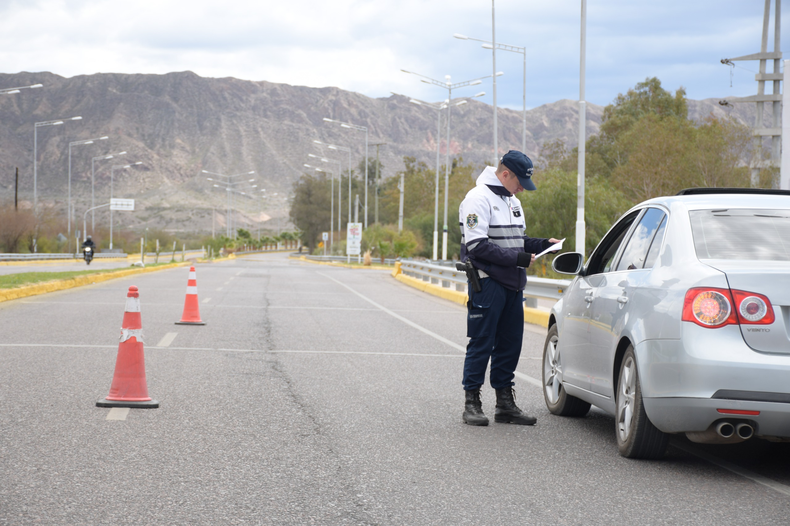 Detectaron a un conductor con licencia falsa durante un control vehicular en San Juan