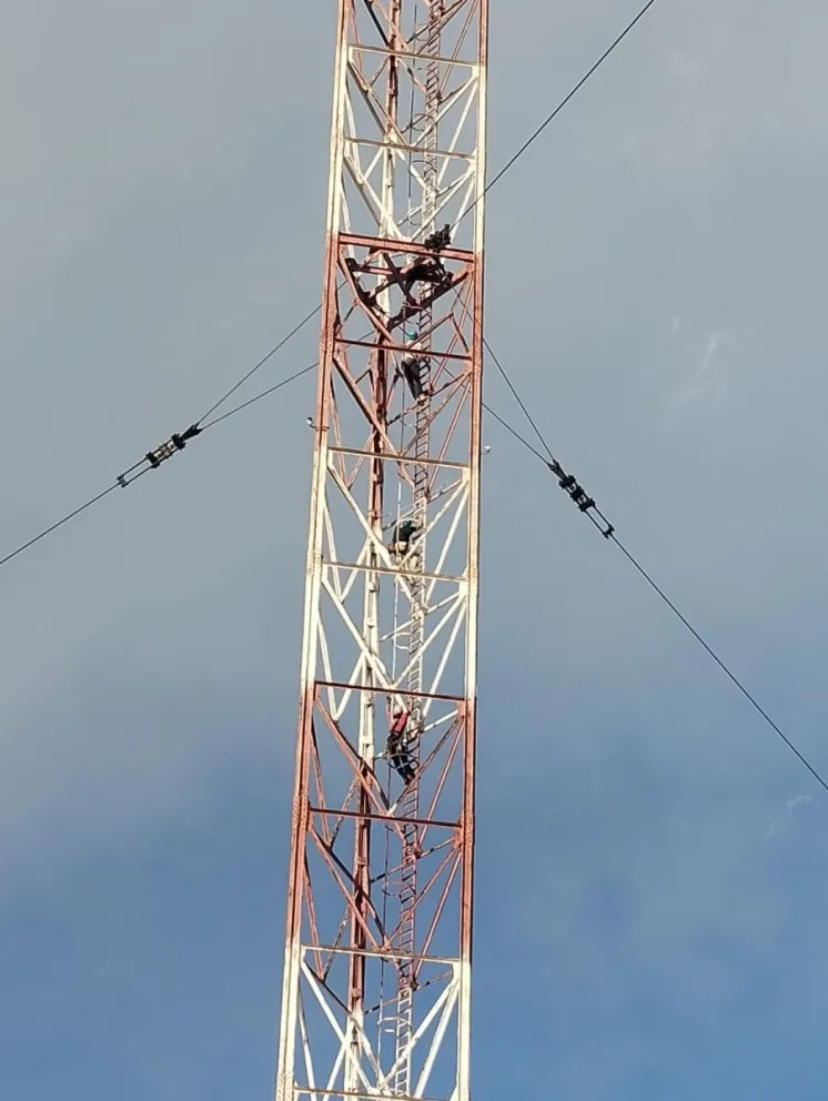 Amplio operativo para rescatar a un hombre que trepó a la antena de Radio Colón