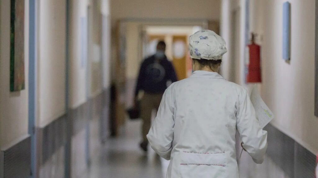San Juan otorgará un bono extraordinario de $120.000 a residentes de salud