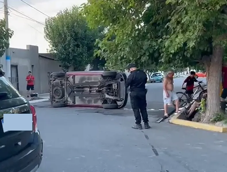 Aparatoso vuelco en Rawson: un auto terminó volcado en pleno centro