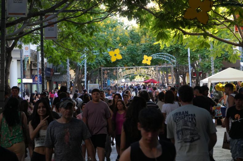 El aguinaldo impulsó las ventas navideñas en San Juan, pero el comercio alerta por la competencia china para Reyes