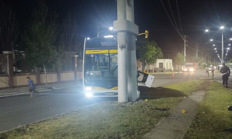 Un colectivo chocó contra un poste y dejó 15 heridos en Rawson