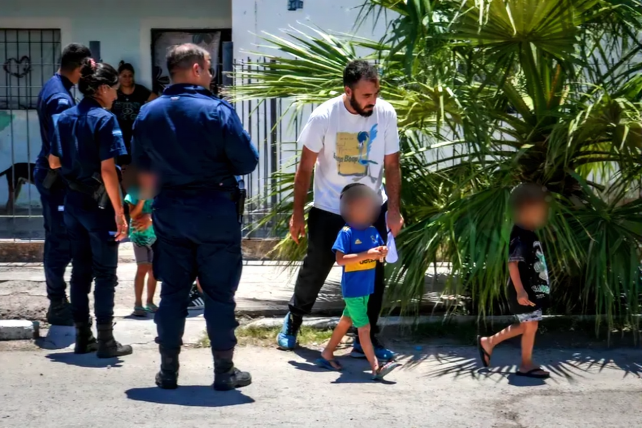 Detuvieron a los padres de los cuatro hermanitos retirados a la fuerza de un hogar familiar en Santa Lucía