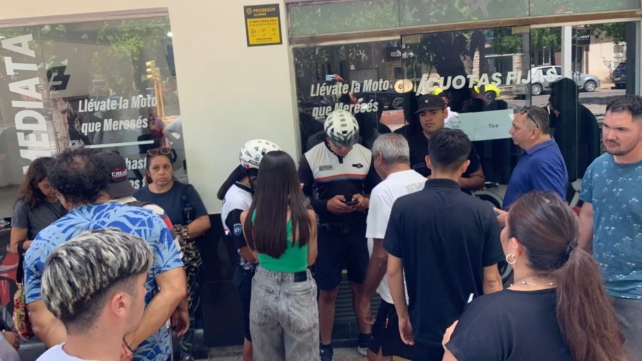 Allanaron la concesionaria investigada por presuntas estafas en la venta de motos y hubo pedido de detención