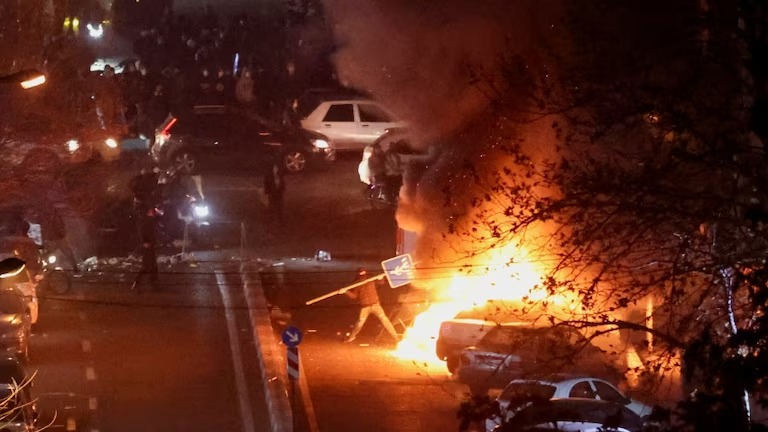 Trump exhortó a los manifestantes iraníes a “tomar el control” de las instituciones del régimen