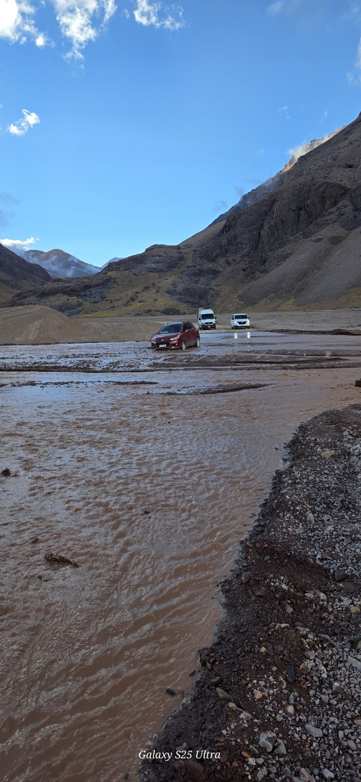 Rescataron a una familia atrapada por una crecida en el Paso de Agua Negra