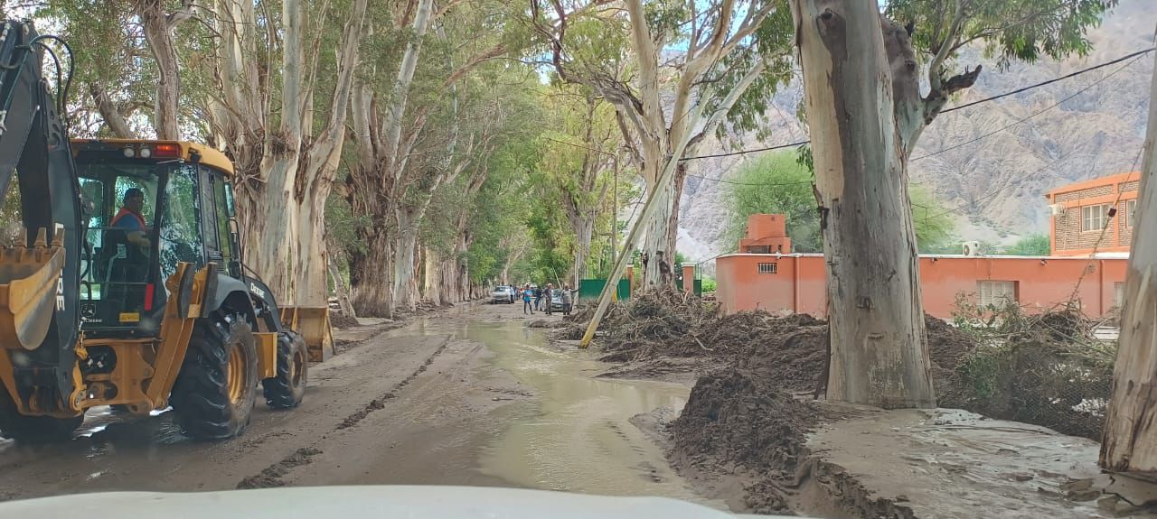 Continúan los trabajos para restablecer rutas y accesos, tras el temporal en la provincia