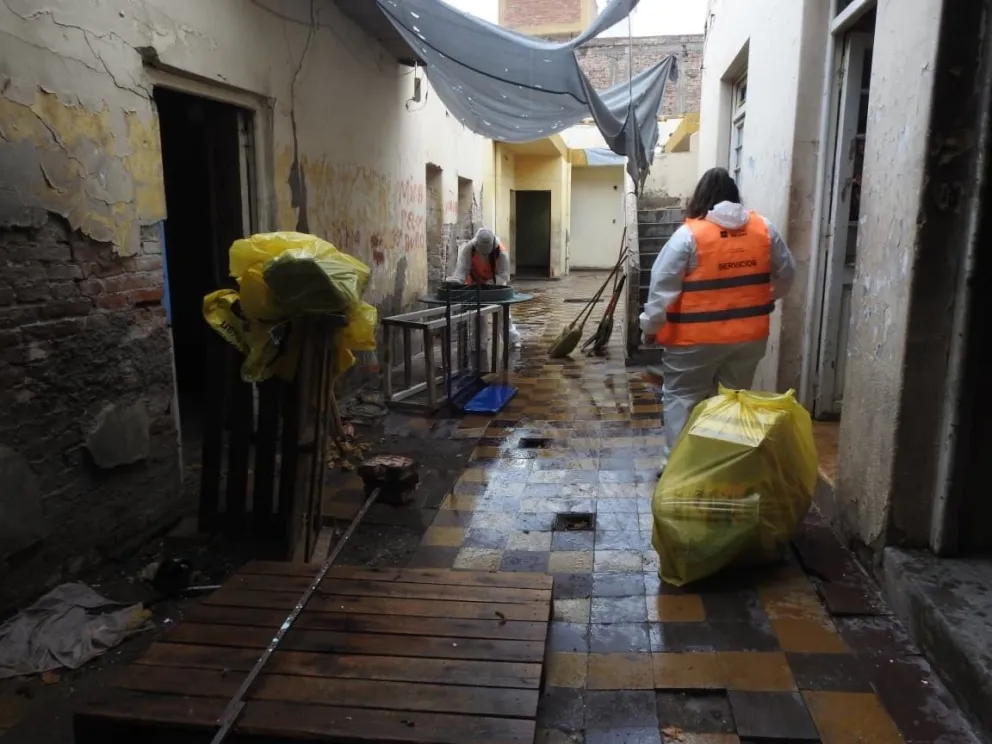 En un importante operativo, desalojaron y limpiaron la casona usurpada por casi tres años en Avenida Rawson