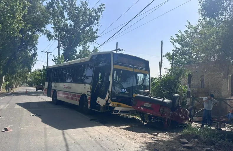 Un auto terminó volcado tras chocar con un colectivo de Red Tulum en Pocito