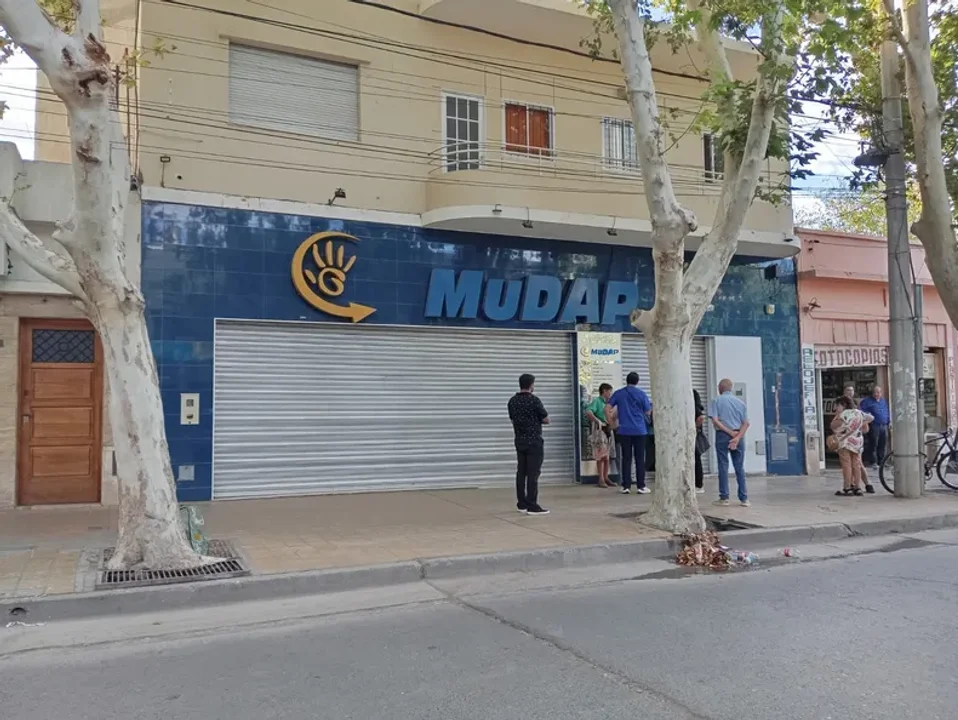 Robaron en una reconocida farmacia: delincuentes ingresaron por el fondo y no dejaron rastros