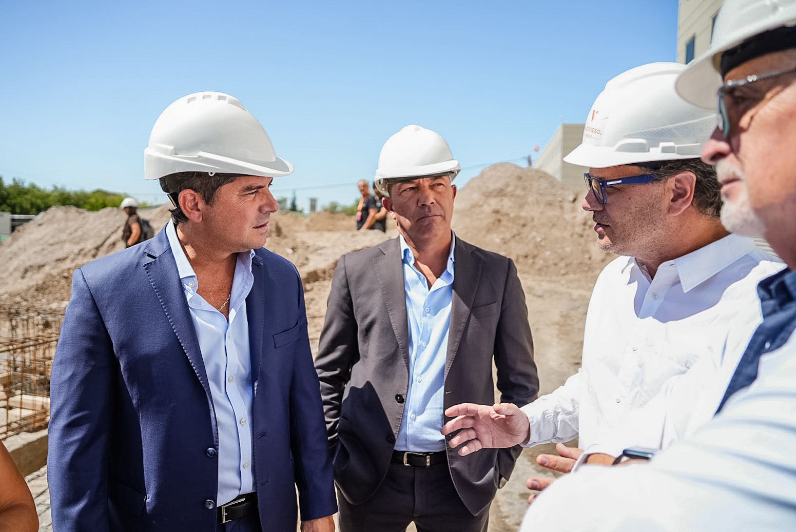 El Gobernador recorrió la construcción de los nuevos consultorios en el Hospital Rawson