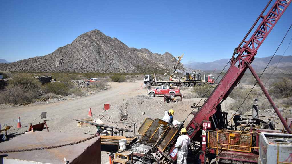 Golden Mining adjudicó el servicio de transporte de mineral del Proyecto Hualilán