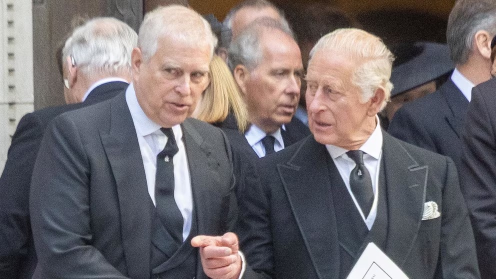 La policía británica arrestó al príncipe Andrés, hermano del Rey Carlos III, por su relación con Epstein