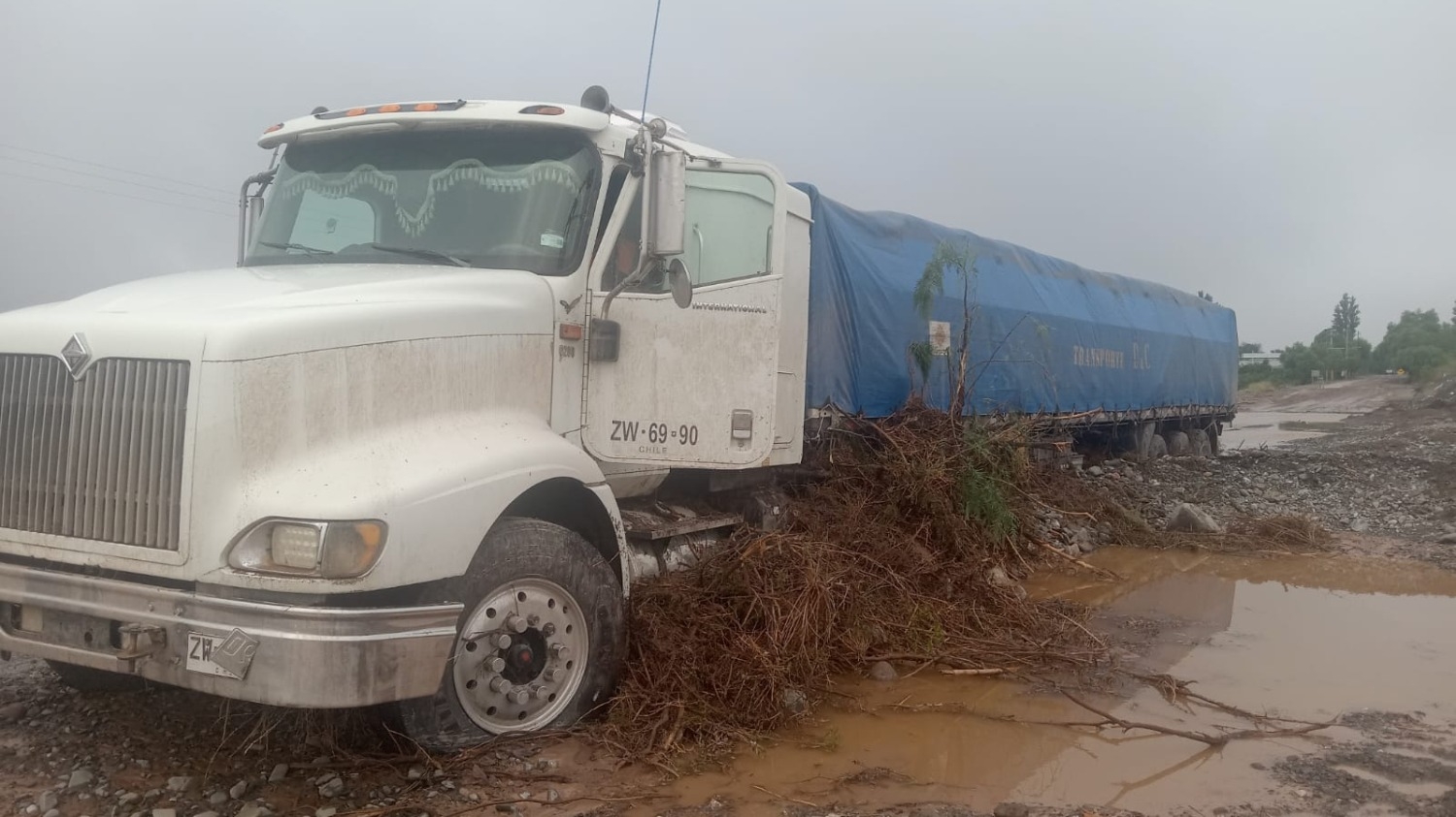 Amplio operativo para rescatar un camión que quedó varado en el badén de Divisadero, tras las fuertes lluvias