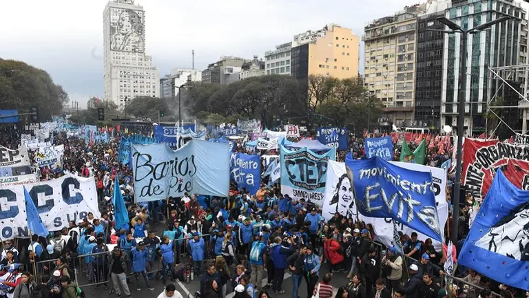 El Gobierno dará de baja 900 mil planes sociales de $78 mil y los reemplazará por vouchers de capacitación