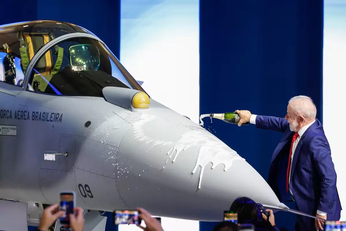 Brasil presentó su primer avión de combate supersónico fabricado en el país