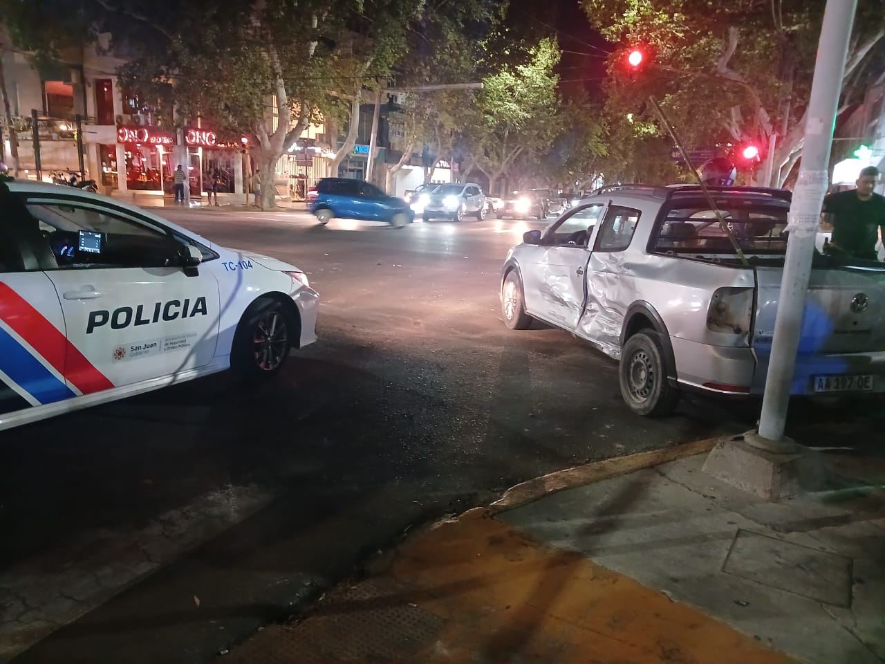 Brutal choque en una esquina clave de Capital dejó heridos y destrozos