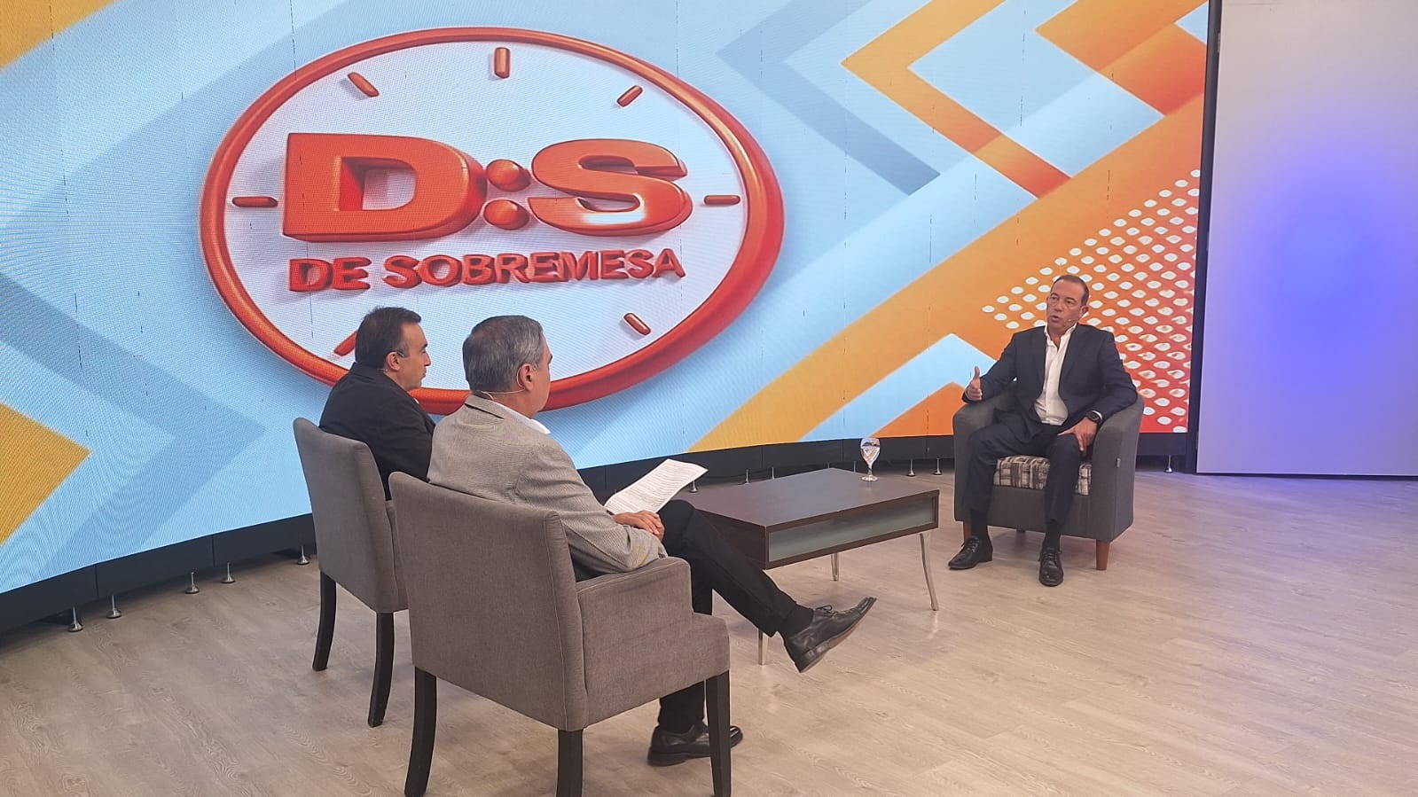 Dobladez, destacó el aumento salarial a médicos y cuestionó el paro
