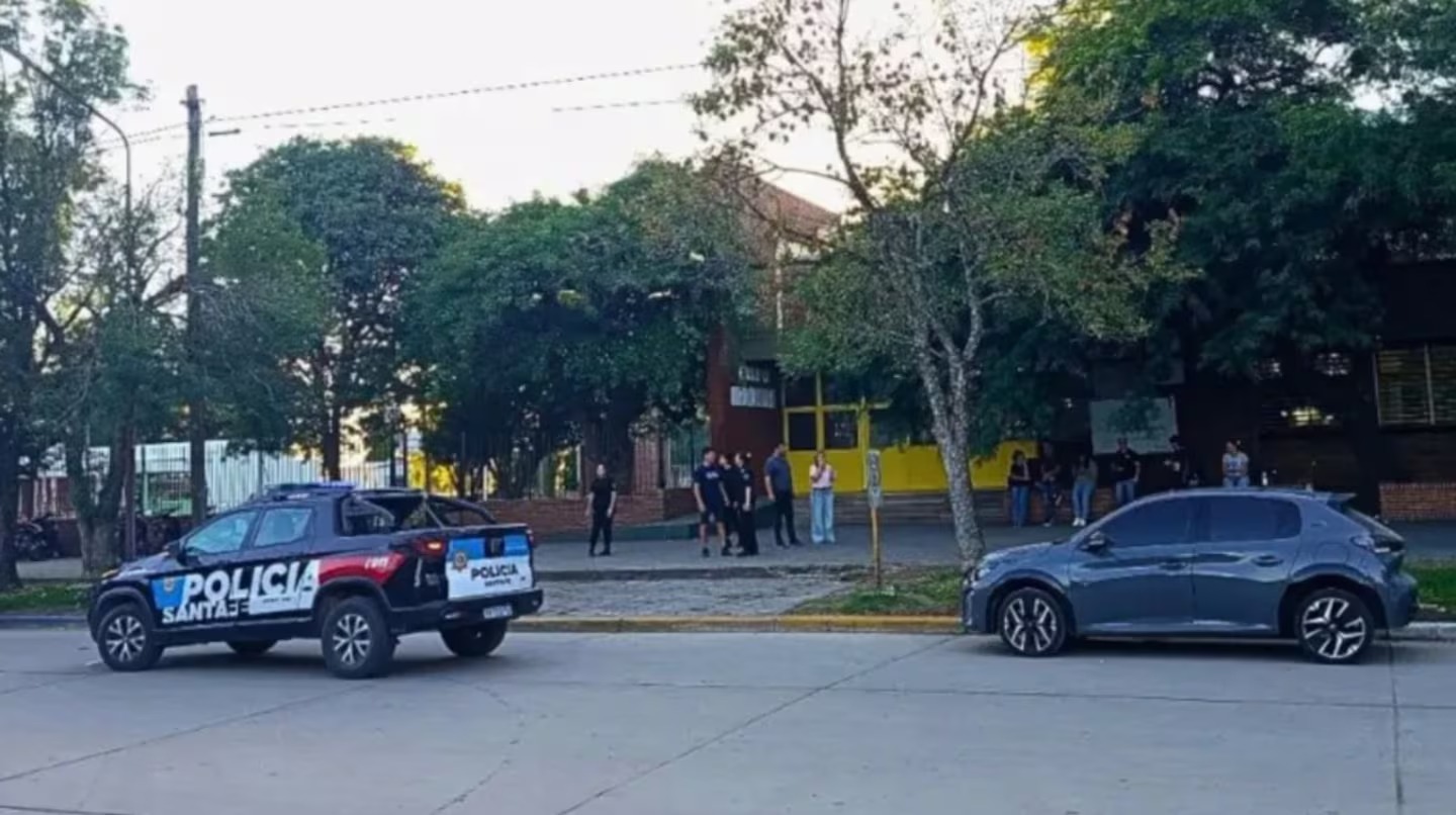 Un alumno entró armado a una escuela de Santa Fe y asesinó a un compañero