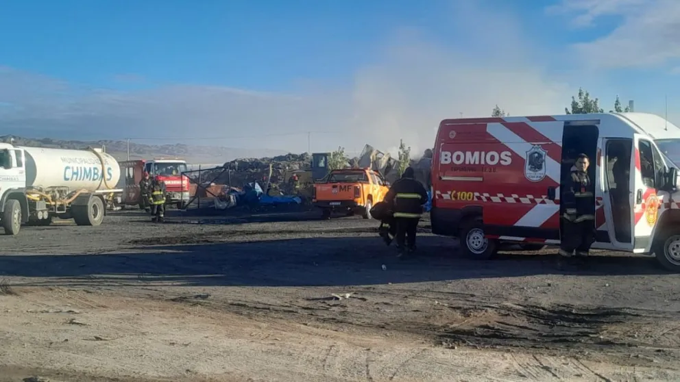 Sigue activo el incendio en la empresa del Parque Industrial: aún tratan de remover una “montaña” de residuos enterrados que arden