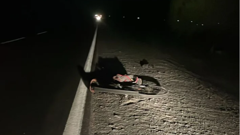 Hallaron a un ciclista tendido a un costado de ruta 20: ahora la justicia investiga