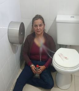 Se encadenó y amenazó con prenderse fuego, reclamando atención médica