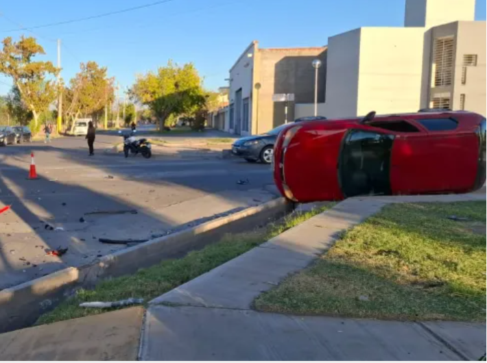 Violento choque en pleno cruce céntrico dejó un auto volcado y una mujer hospitalizada