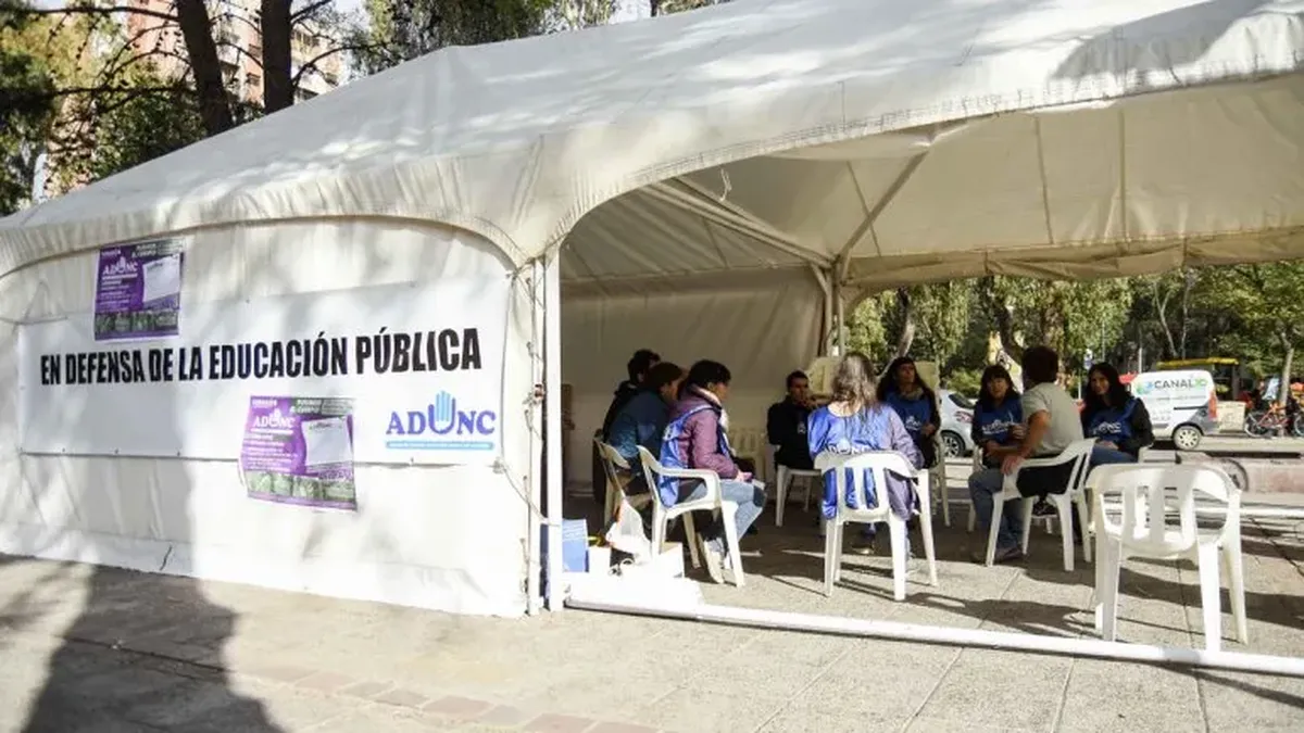 Docentes de la UNSJ llevan el conflicto universitario a Plaza 25 con clases públicas y una carpa simbólica