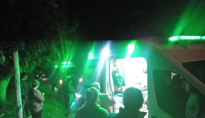 Una mujer que caminaba fue atropellada por una moto en Albardón y analizan la falta de iluminación como causa clave