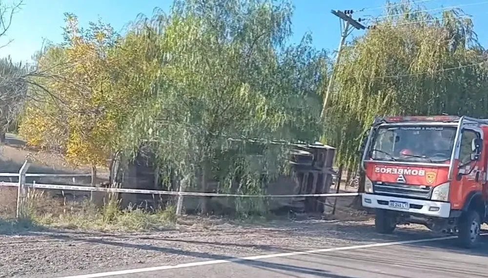 Tragedia en Sarmiento: un joven murió tras el vuelco de un camión en Las Lagunas