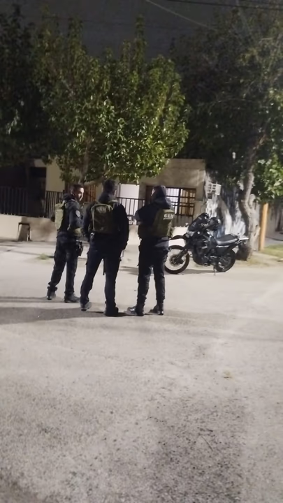 Disparos en la madrugada: dos detenidos y una causa penal tras un violento episodio en Santa Lucía
