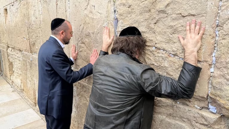 Javier Milei pasó por el Muro de los Lamentos en Israel y se reunió con Benjamín Netanyahu
