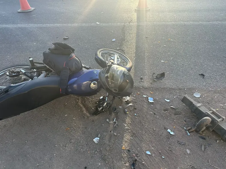 Violento choque entre una moto y una bicicleta dejó a un adolescente gravemente herido en 25 de Mayo