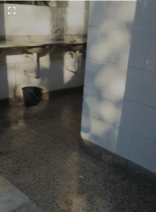 Una madre denunció que cualquiera puede entrar a los baños de la Escuela Normal Sarmiento