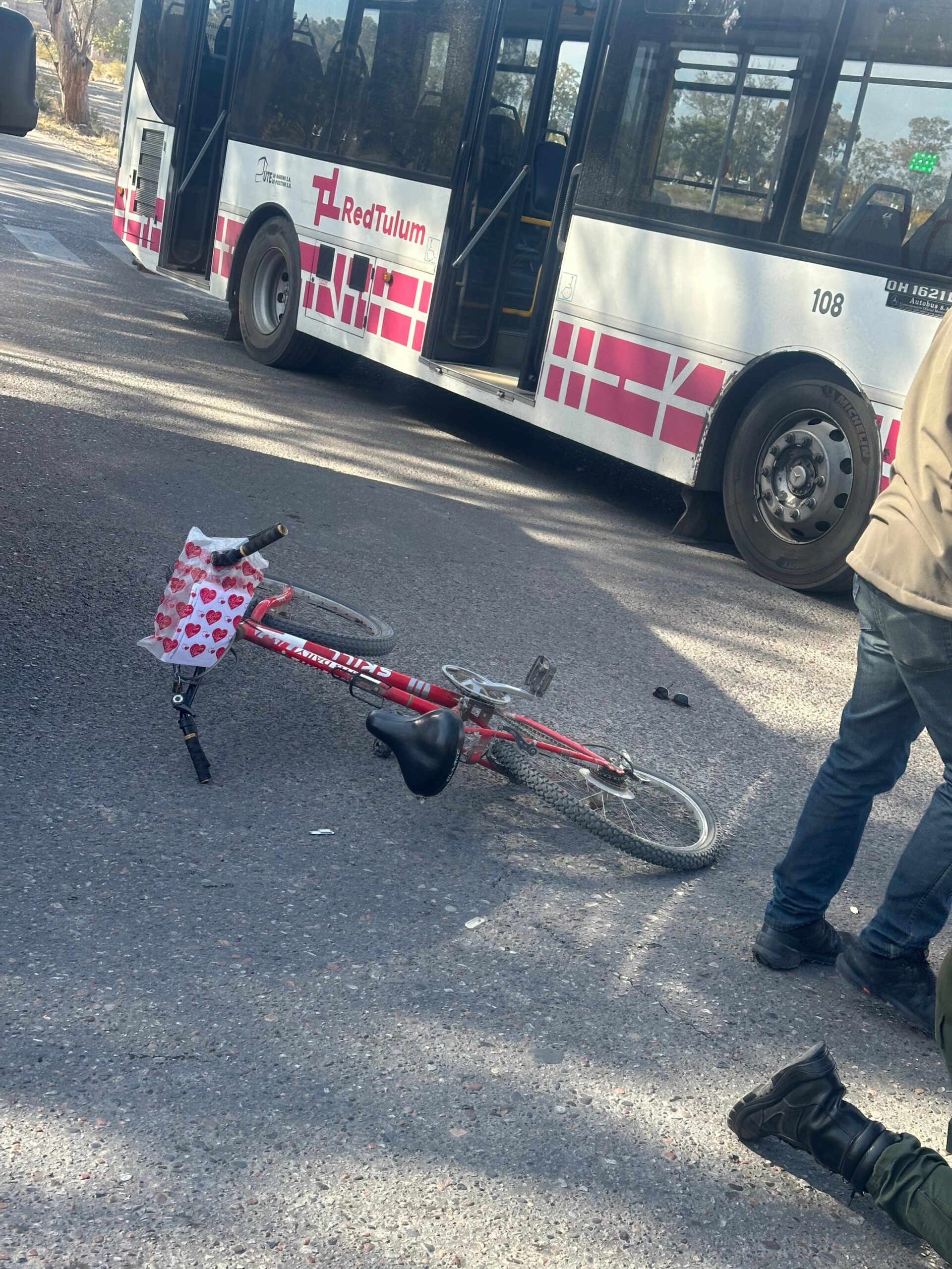 Murió la ciclista atropellada por un colectivo en Rivadavia y se agrava la situación judicial del chofer