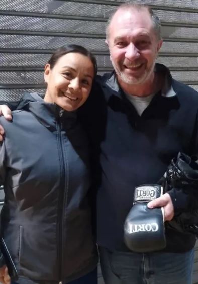 Cecilia Román regaló sus guantes al empresario que la auxilió